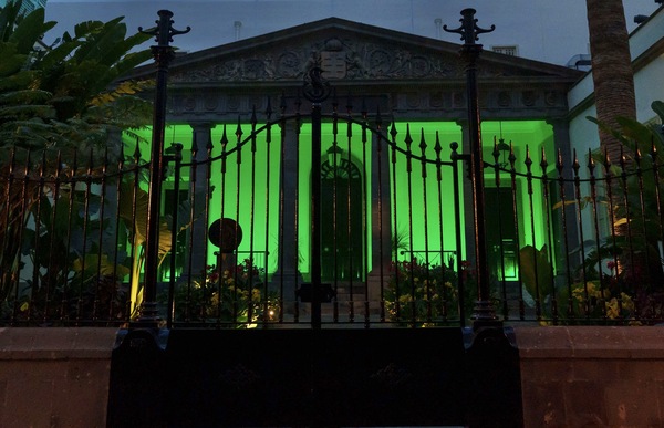 El Parlamento de Canarias se ilumina de verde para visibilizar la artritis y la espondiloartritis Día Nacional de la Artritis en el Parlamento de Canarias